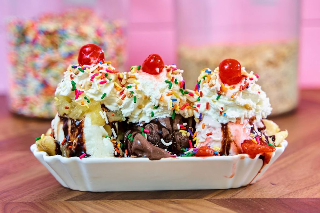 El banana split es un postre fresco que es favorito en el menú de las heladerías en CDMX.