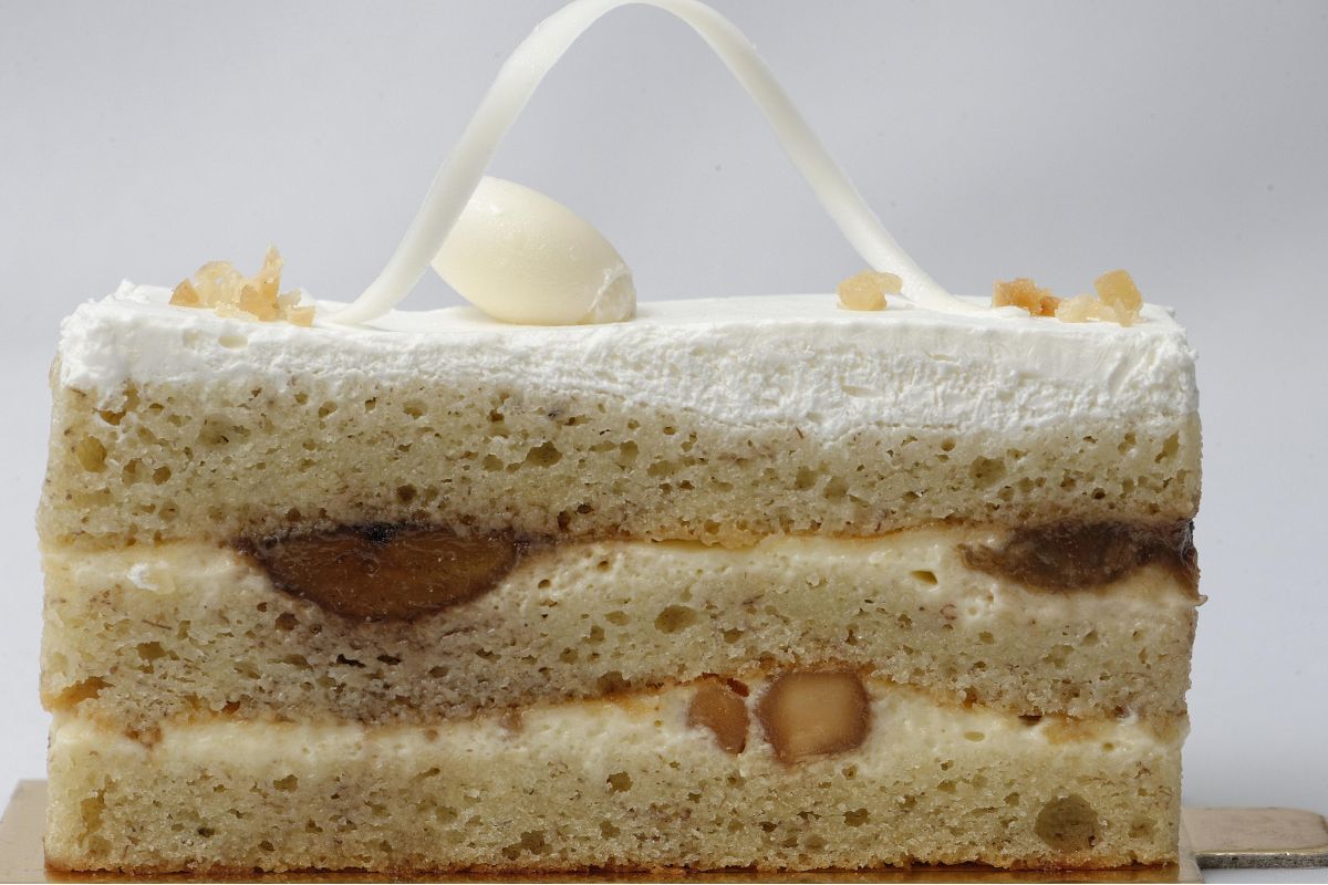 Rebanada de pastel de vainilla con frutos secos. Foto de Pexels.