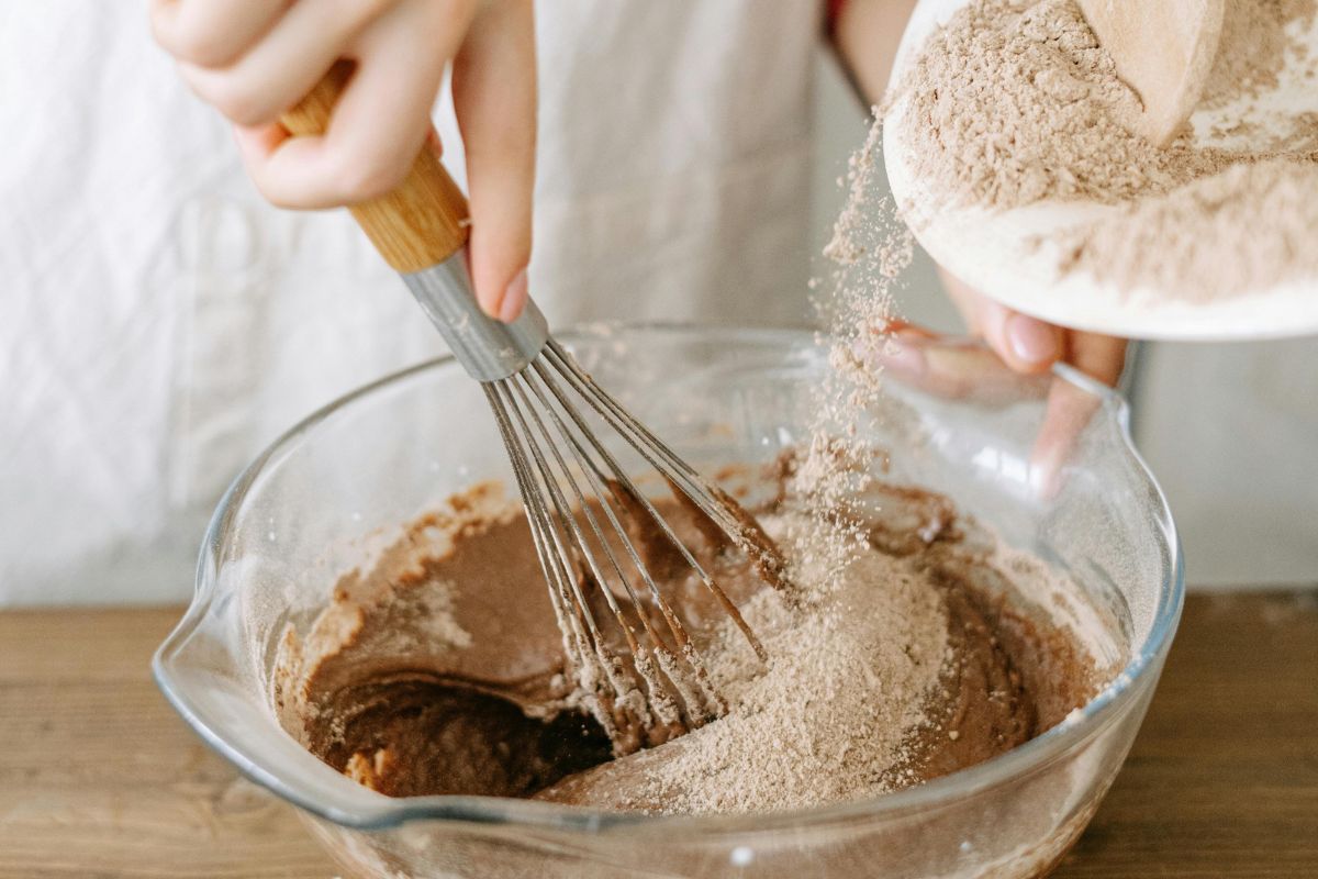 Mezcla para bizcocho de chocolate. Foto de Pexels.