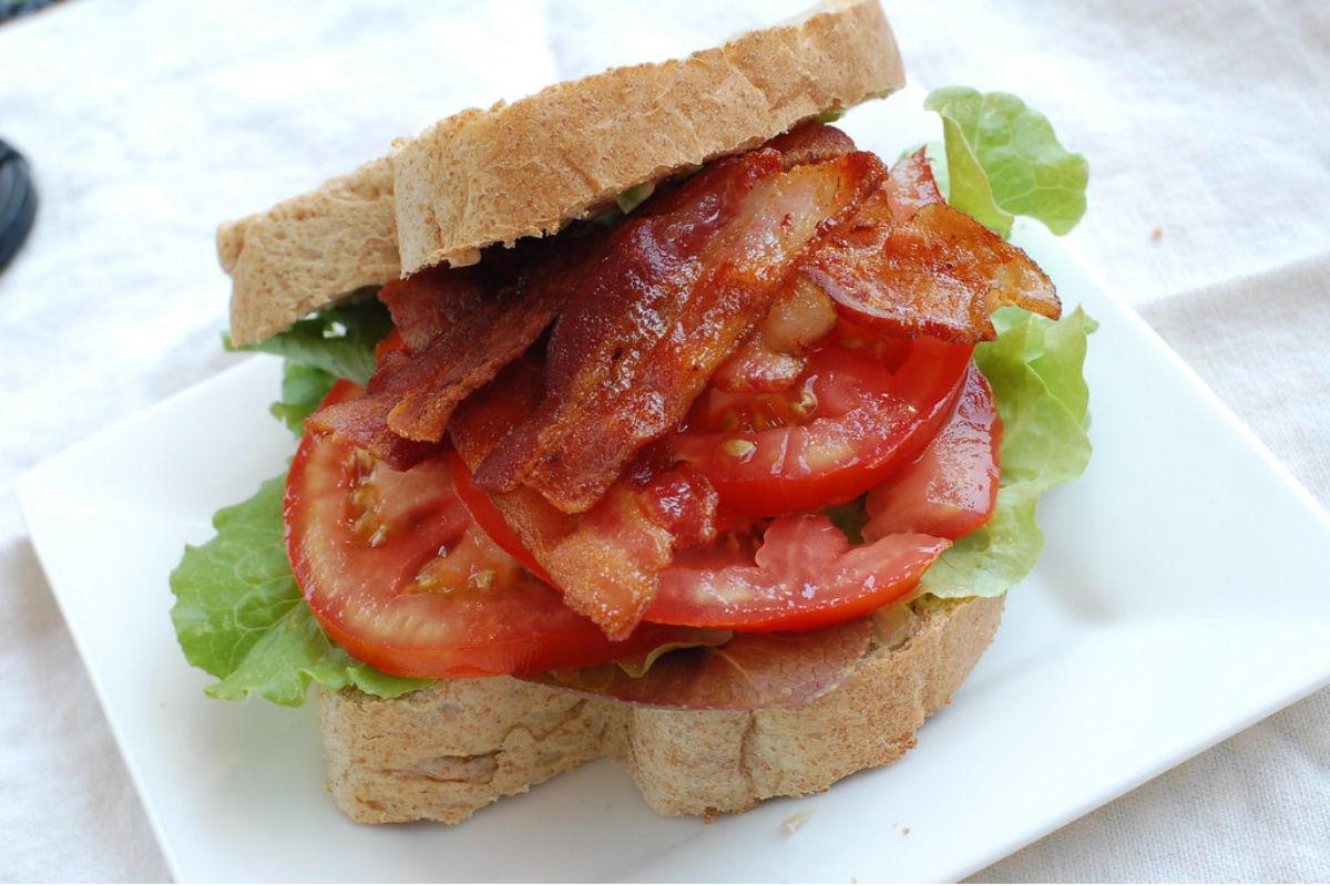 Sándwich con tocino y vegetales frescos. Foto de Pexels.