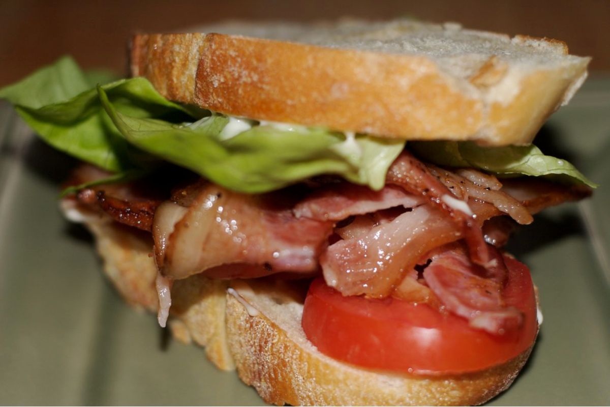 Sándwich con tocino y vegetales frescos. Foto de Pexels.