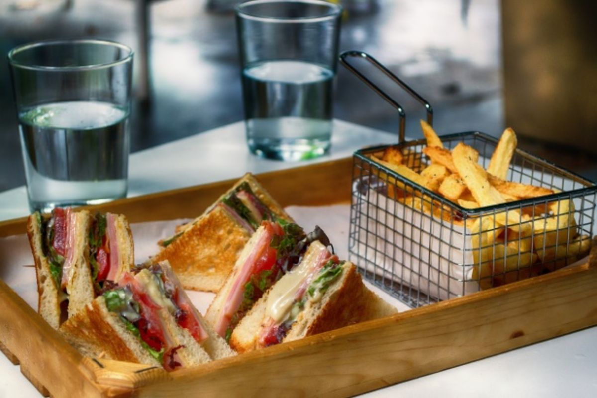 Club sándwich clásico. Foto de Pexels.