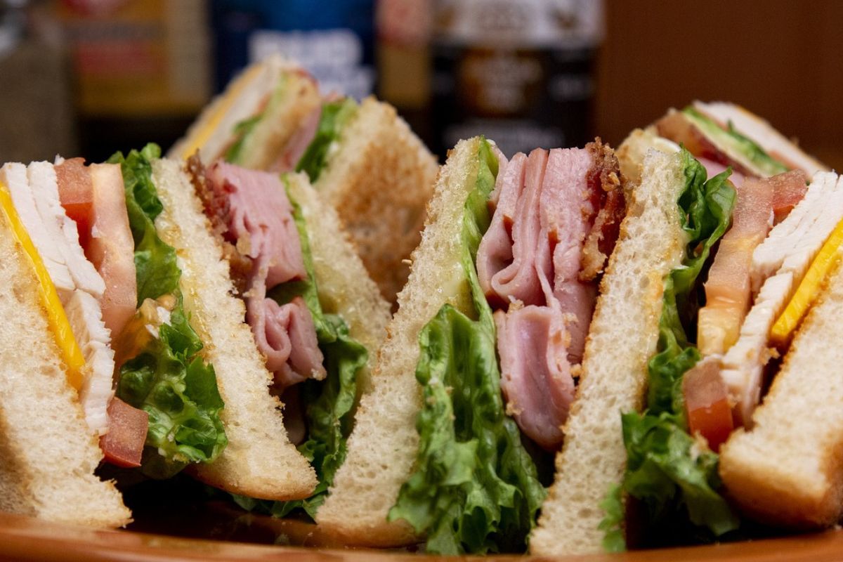 Club sándwich clásico. Foto de Pexels.