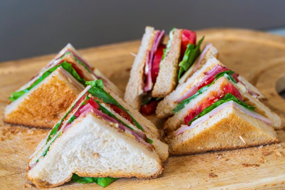 Club sándwich clásico. Foto de Pexels.
