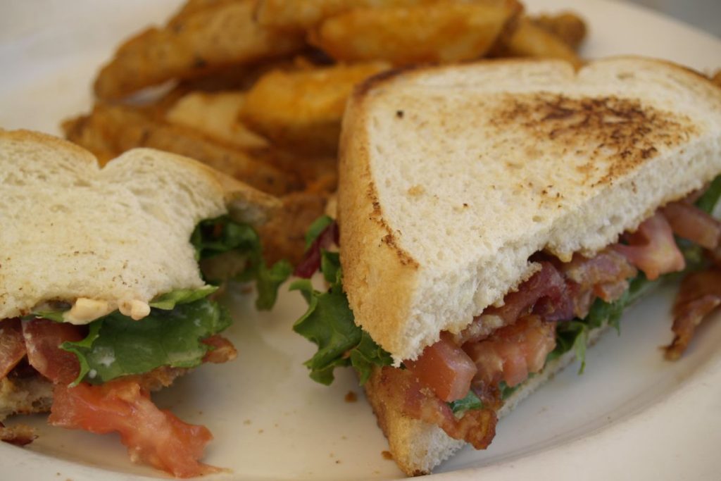 El sándwich BLT y el club sándwich son dos platillos populares dentro de la cocina casera.