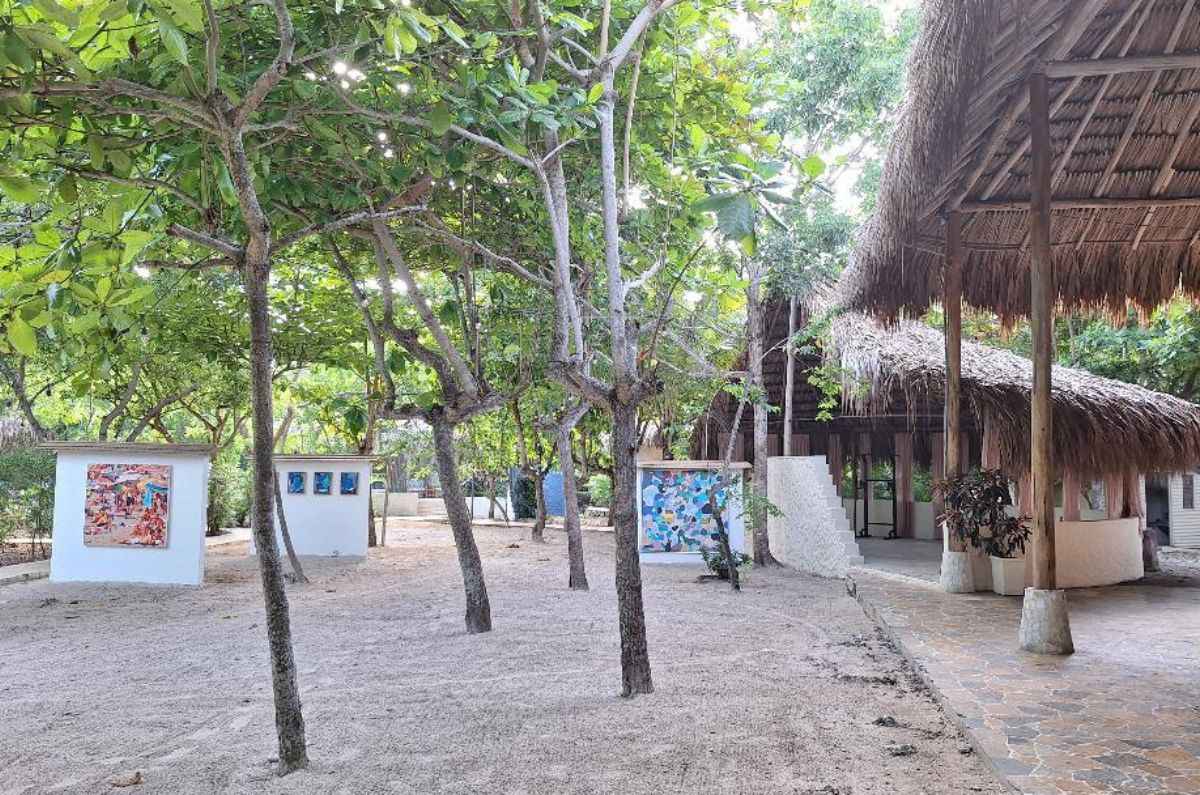Galería de arte al aire libre con obras de artistas que hacen residencias temporales en el hotel, foto de Miriam Carmo