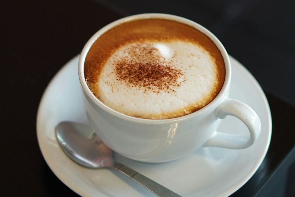 Preparar café con cacao tiene beneficios que se mantienen discretos.