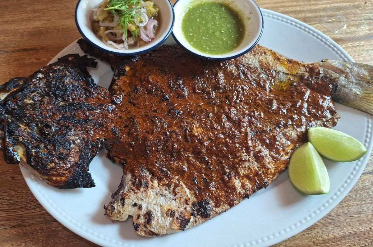 Pesca entera (pescado fresco, salsa al pastor, gremolata de tomates, salsa de tomatillo), foto de Miriam Carmo