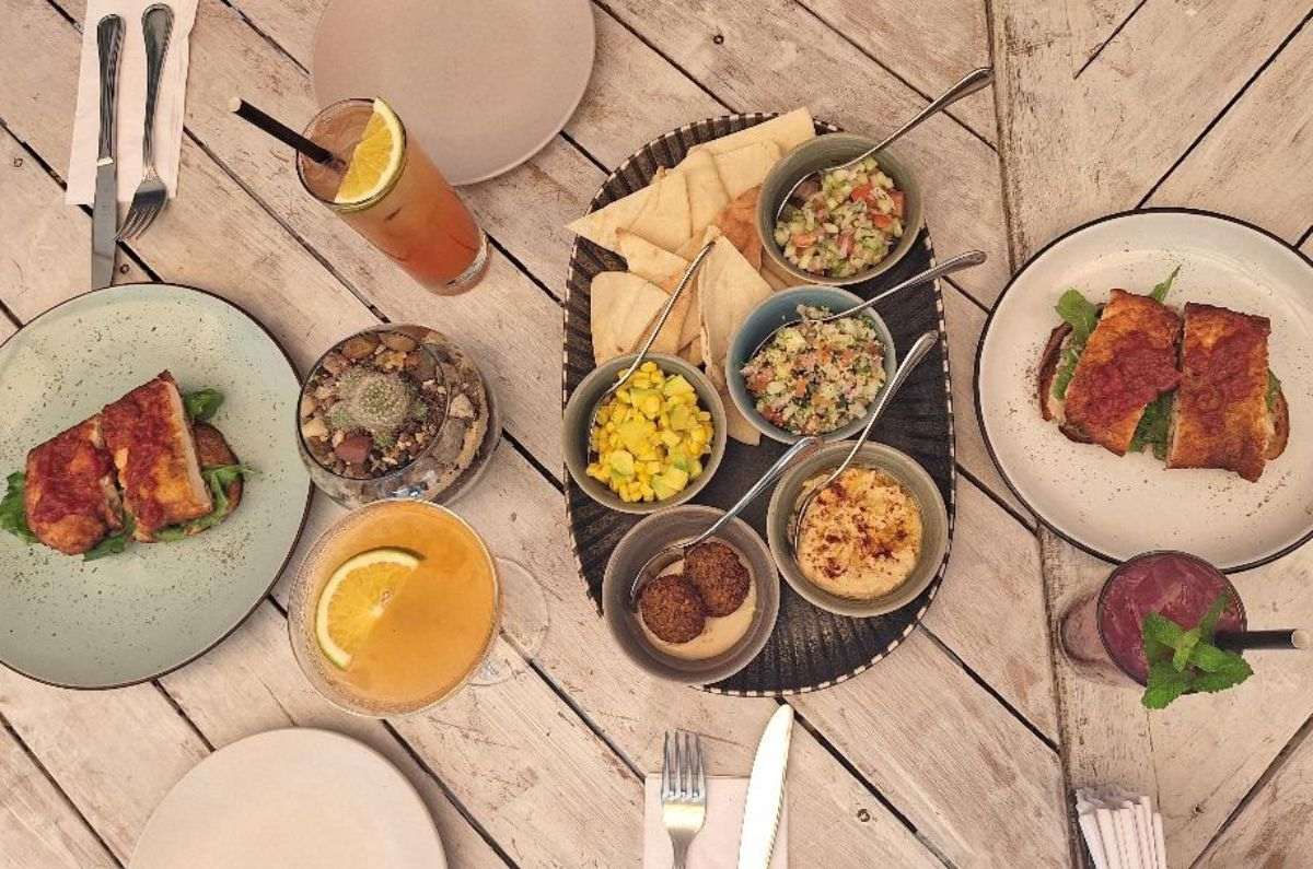 Kemia con babaganoush, falafel, hummus, ensalada israelí con aguacate y maíz y tartines marroquíes, foto de Miriam Carmo