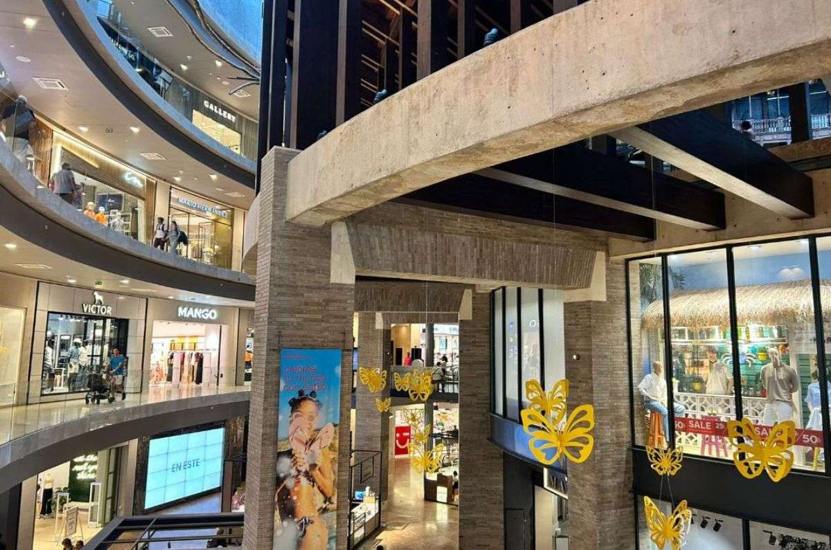 Algunas de las tiendas de moda en La Serrezuela, foto de Miriam Carmo