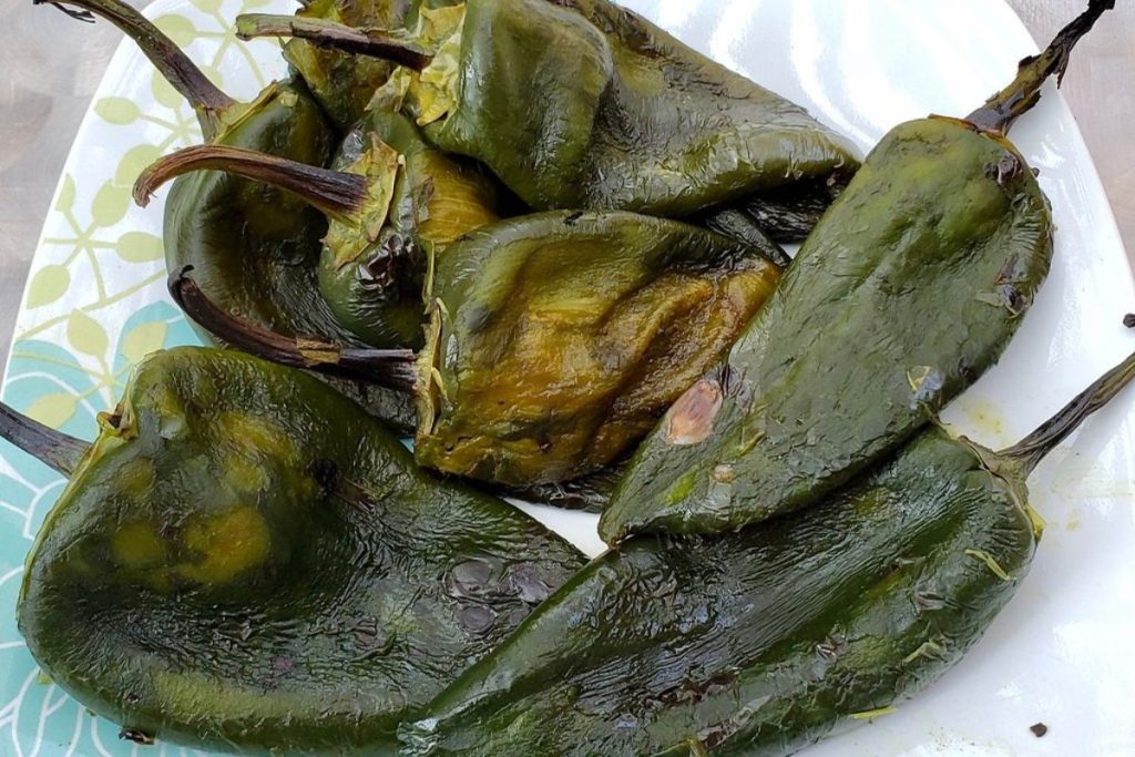 Los chiles rellenos se deben pelar para lograr un platillo limpio.