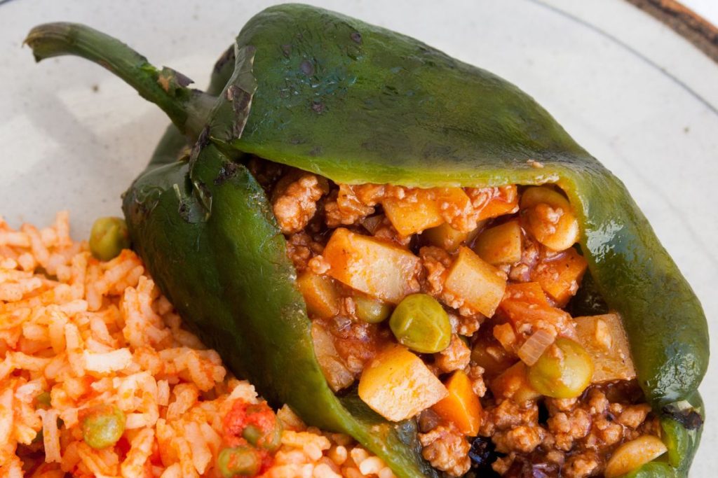 ¿Por qué los chiles poblanos se tienen que pelar antes de cocinarlos?