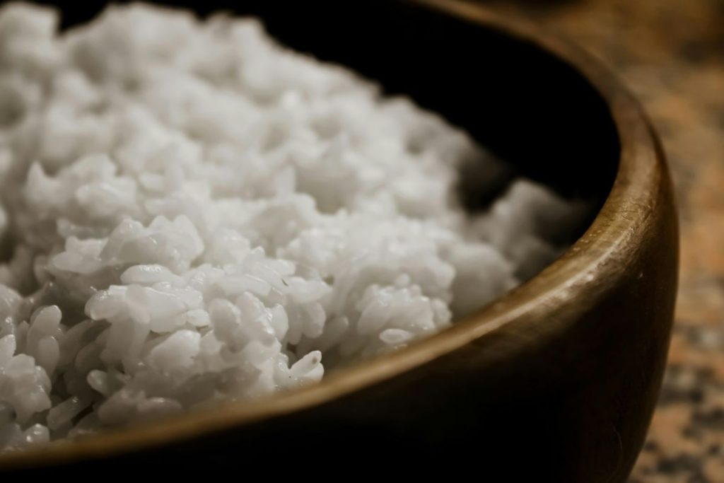 Cocinar arroz al vapor es un proceso lento que no debe alterarse.