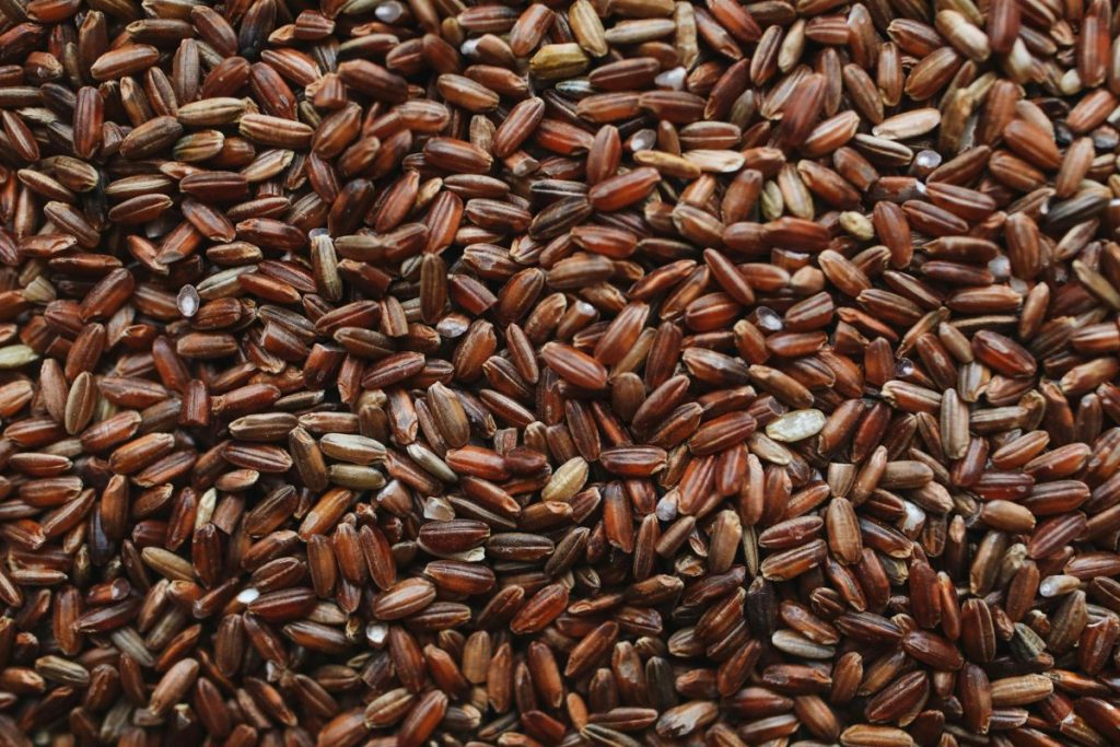 Cocinar arroz integral es un proceso que requiere paciencia.