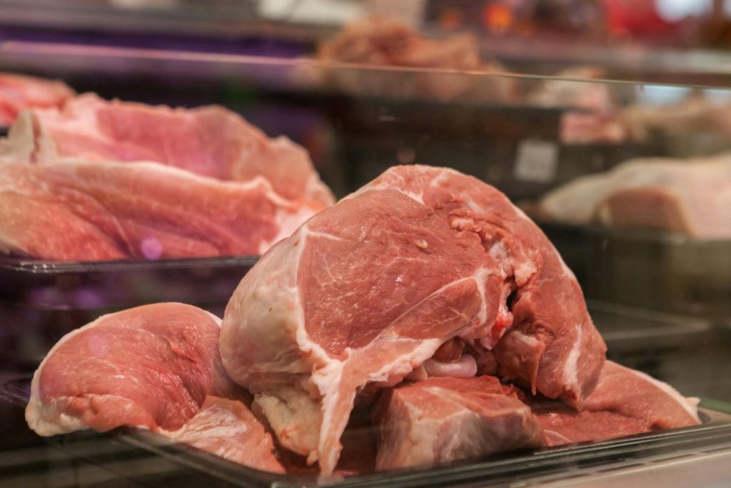 Cocinar carnitas es un proceso lento que permite servir la carne de cerdo suave y jugosa.