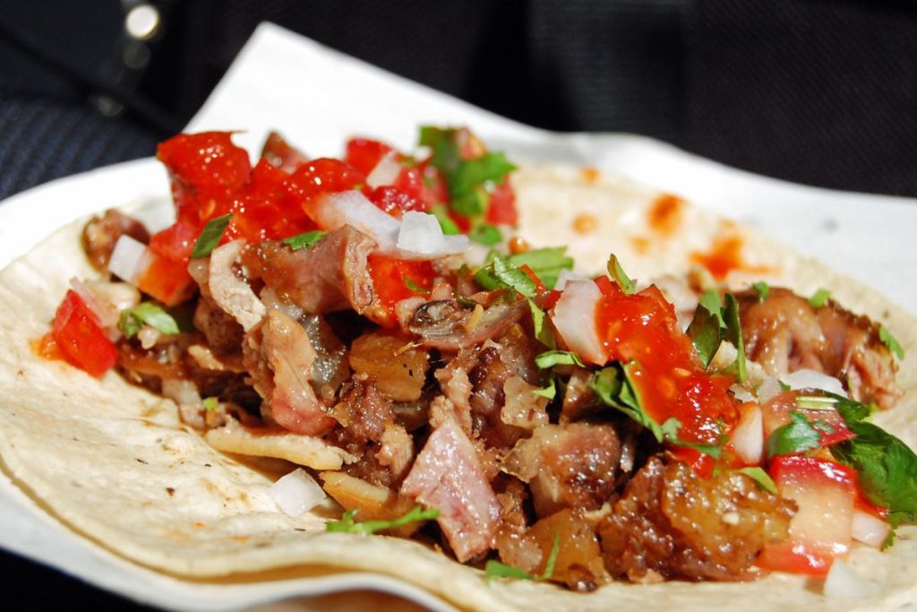 Cocinar carnitas es un proceso lento que permite servir la carne de cerdo suave y jugosa.