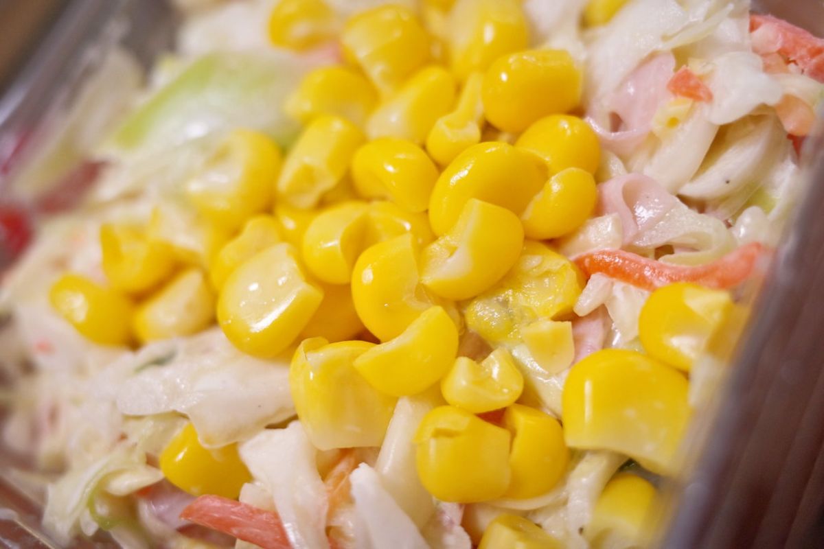 Ensalada fresca con col blanca, zanahoria, elote amarillo y aderezo. Foto de Flickr.