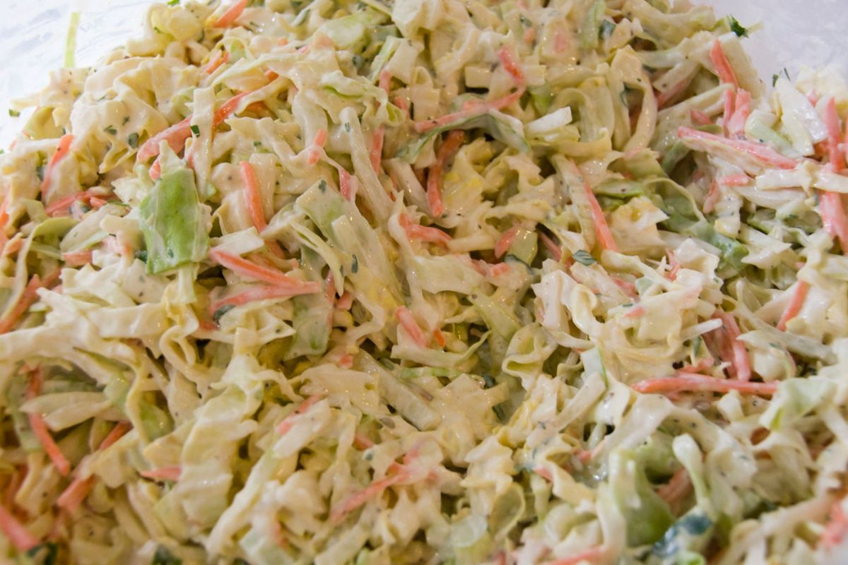Ensalada fresca con col blanca, zanahoria y aderezo. Foto de Flickr.
