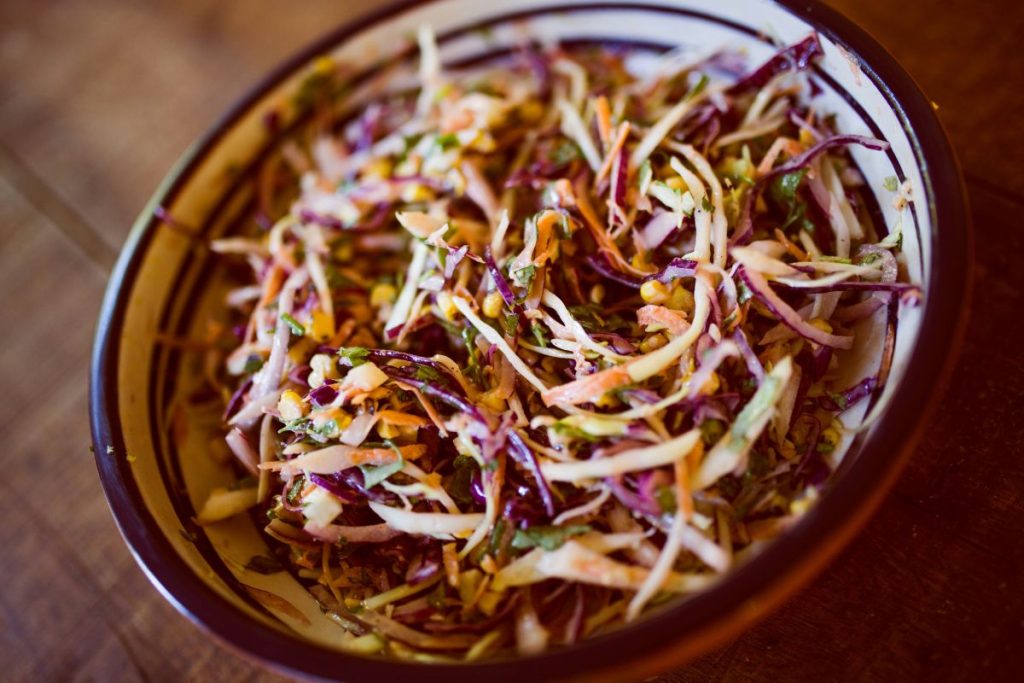 La ensalada coleslaw es una guarnición fresca para distintos platillos estadounidenses.
