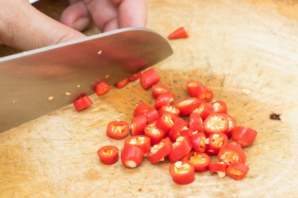 Así puedes evitar enchilarte las manos al cortar chiles