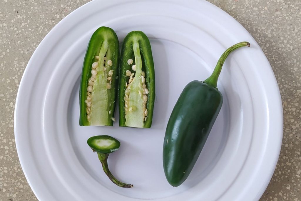 Cortar chiles frescos es una tarea que debe ejecutarse con cuidado y protección.