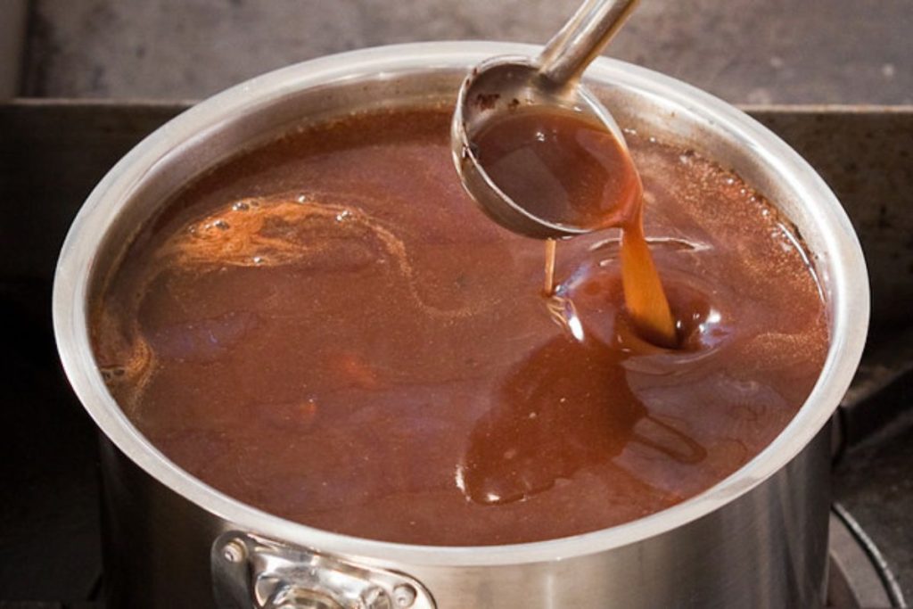 El demi-glace es una salsa espesa con gran profundidad de sabor.