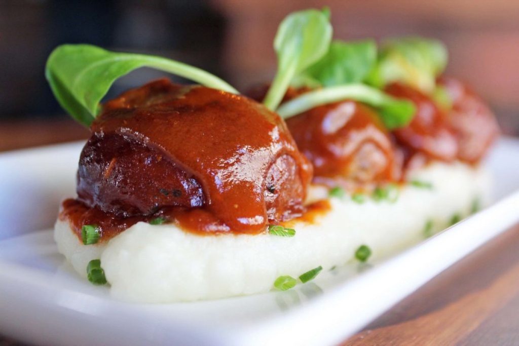 ¿Por qué el demi-glace es una de las salsas madre de la cocina francesa?