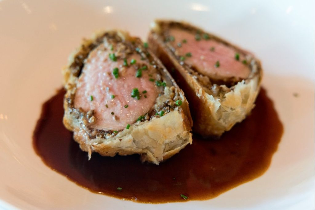 El demi-glace es una salsa espesa con gran profundidad de sabor.
