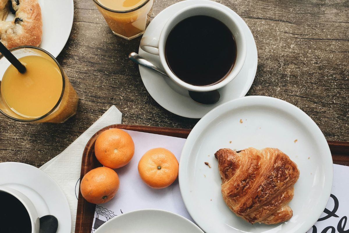 Pan dulce acompañado de café. Foto de Pexels.