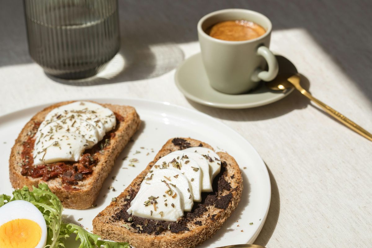 Toast con queso crema acompañado de café. Foto de Pexels.