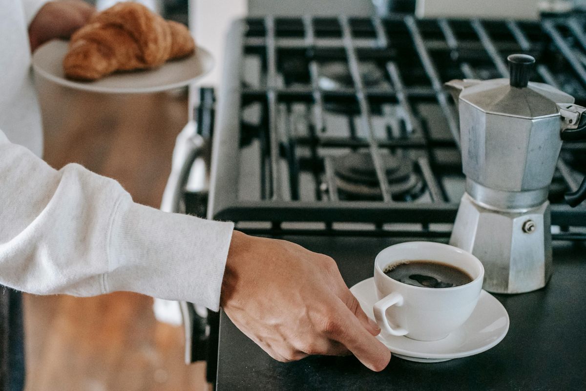 Persona sirviendo café. Foto de Pexels.