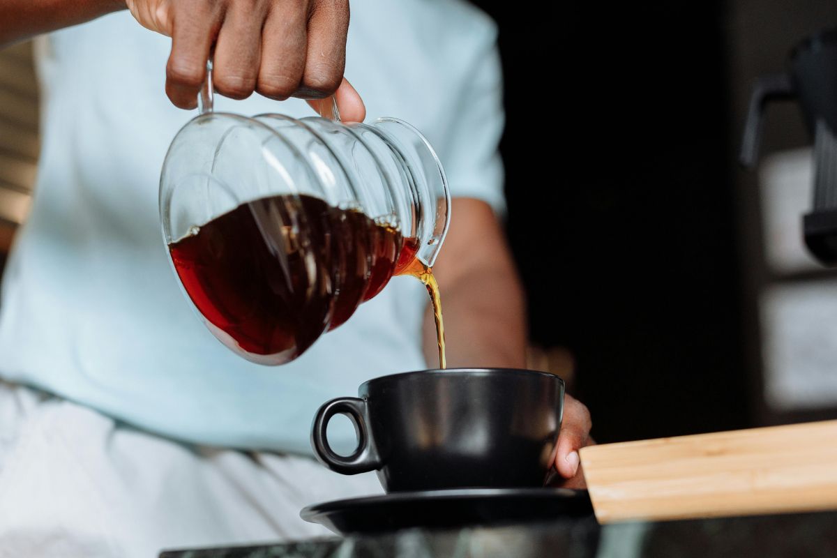 Persona sirviendo café. Foto de Pexels.