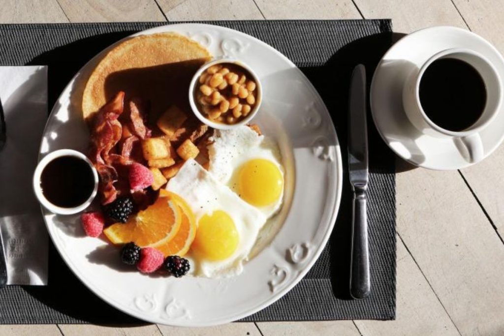 ¿Qué tan bueno es acompañar el desayuno con café?