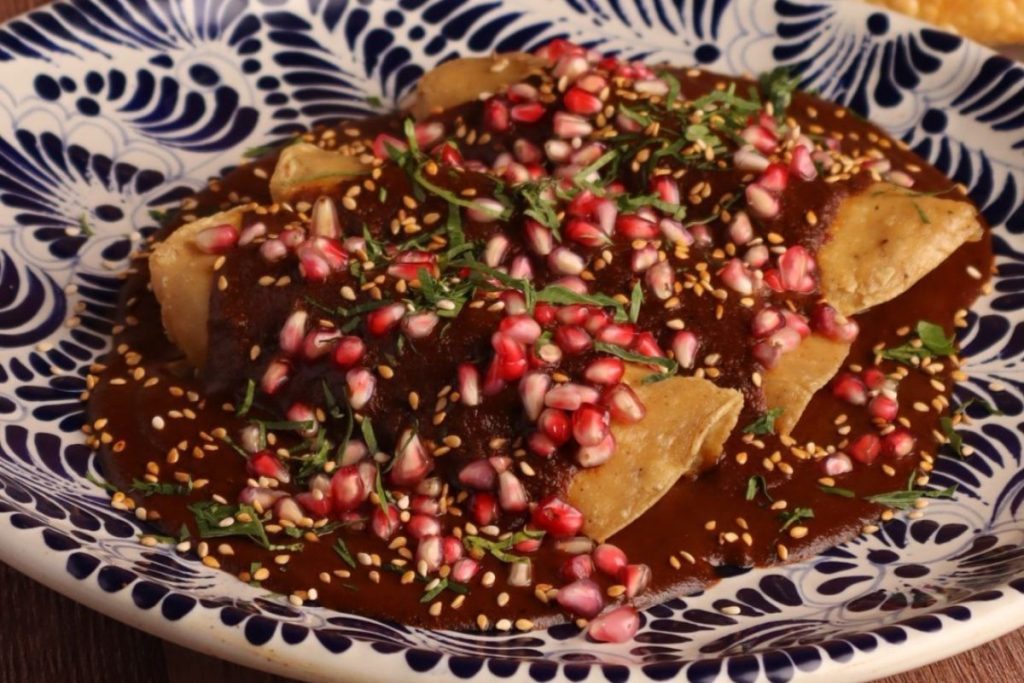 Las enchiladas agustinas son uno de los platillos típicos de las fiestas patrias de Puebla.