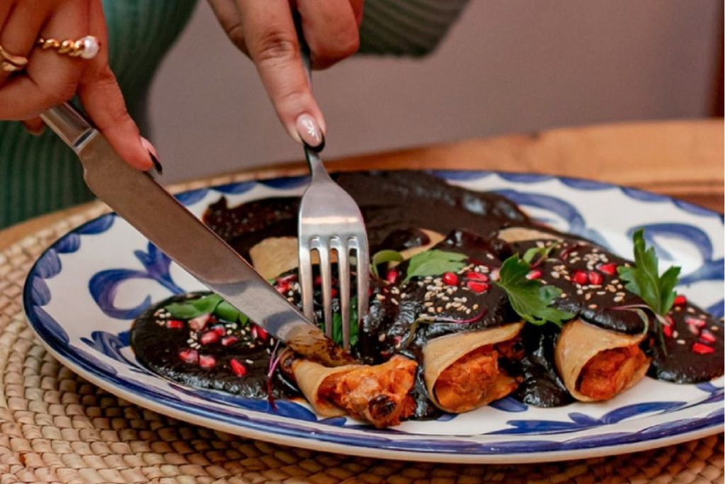 Las enchiladas agustinas son uno de los platillos típicos de las fiestas patrias de Puebla.