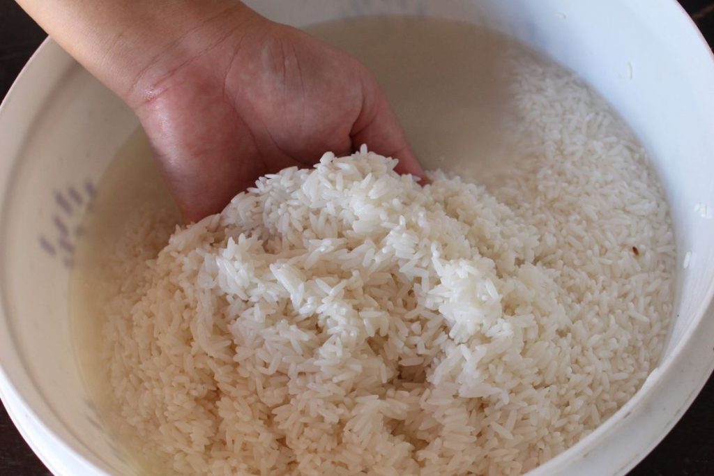 Enjuagar el arroz en una práctica popular dentro de la cocina casera.