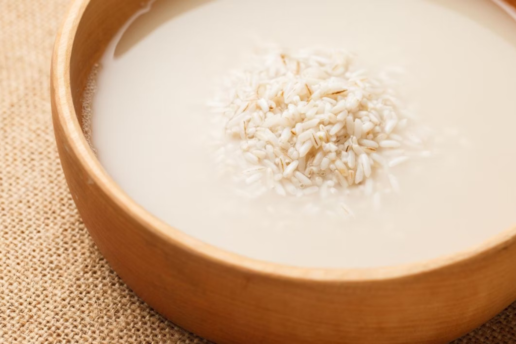 ¿Se debe o no enjuagar el arroz antes de cocinarlo?