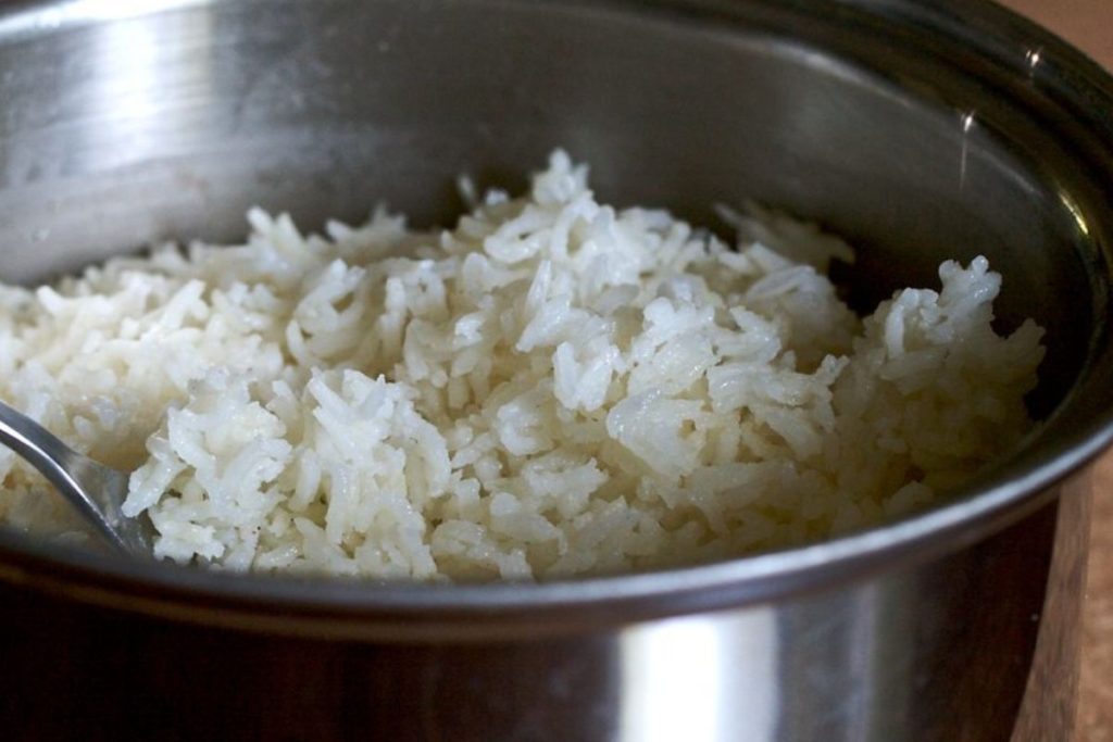 Enjuagar el arroz en una práctica popular dentro de la cocina casera.