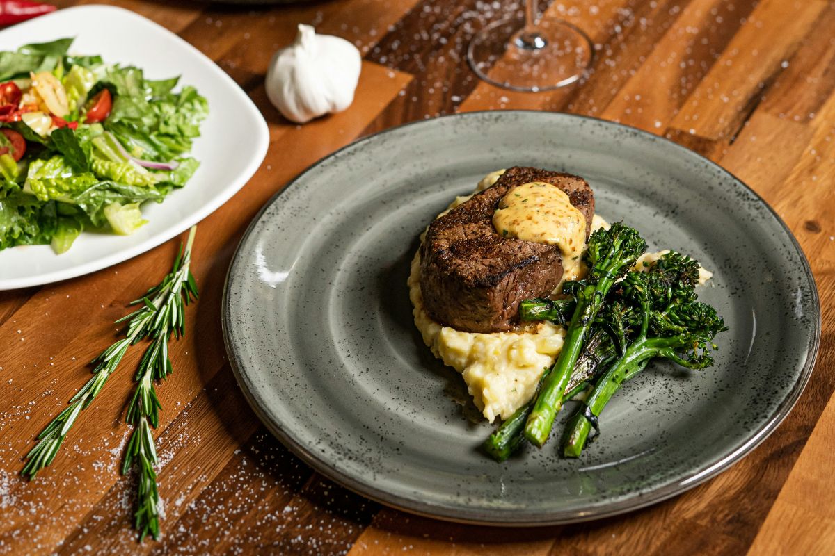 Filete de res acompañado de puré de papa. Foto de Pexels.