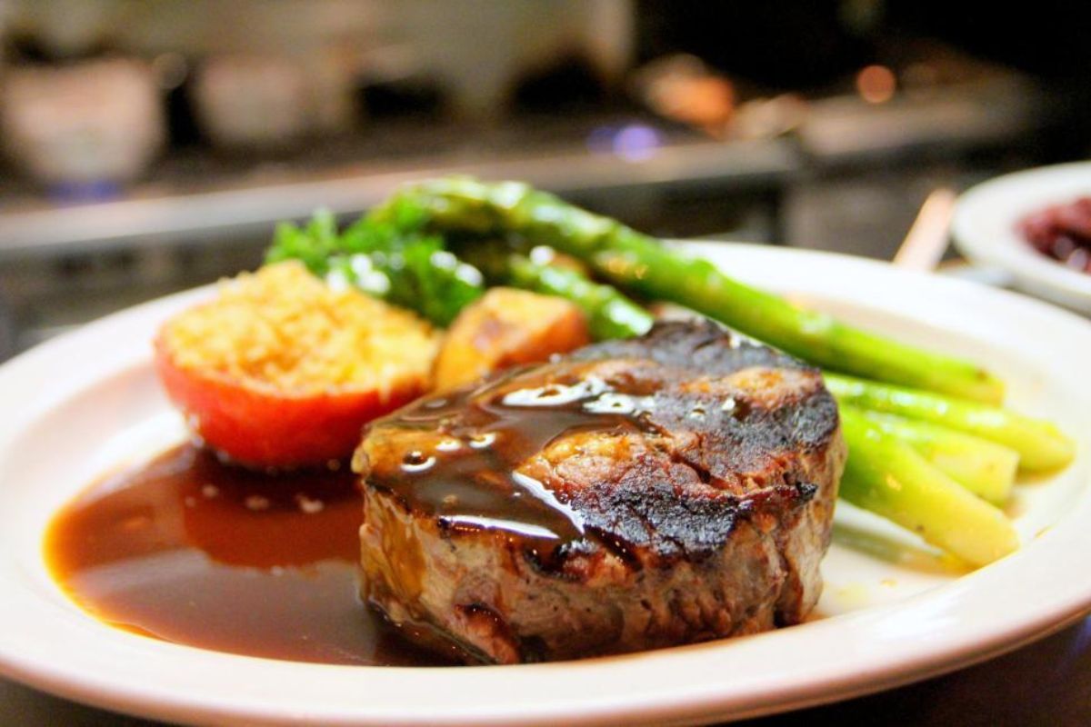 Corte de carne bañado en salsa agridulce. Foto de UnSplash.