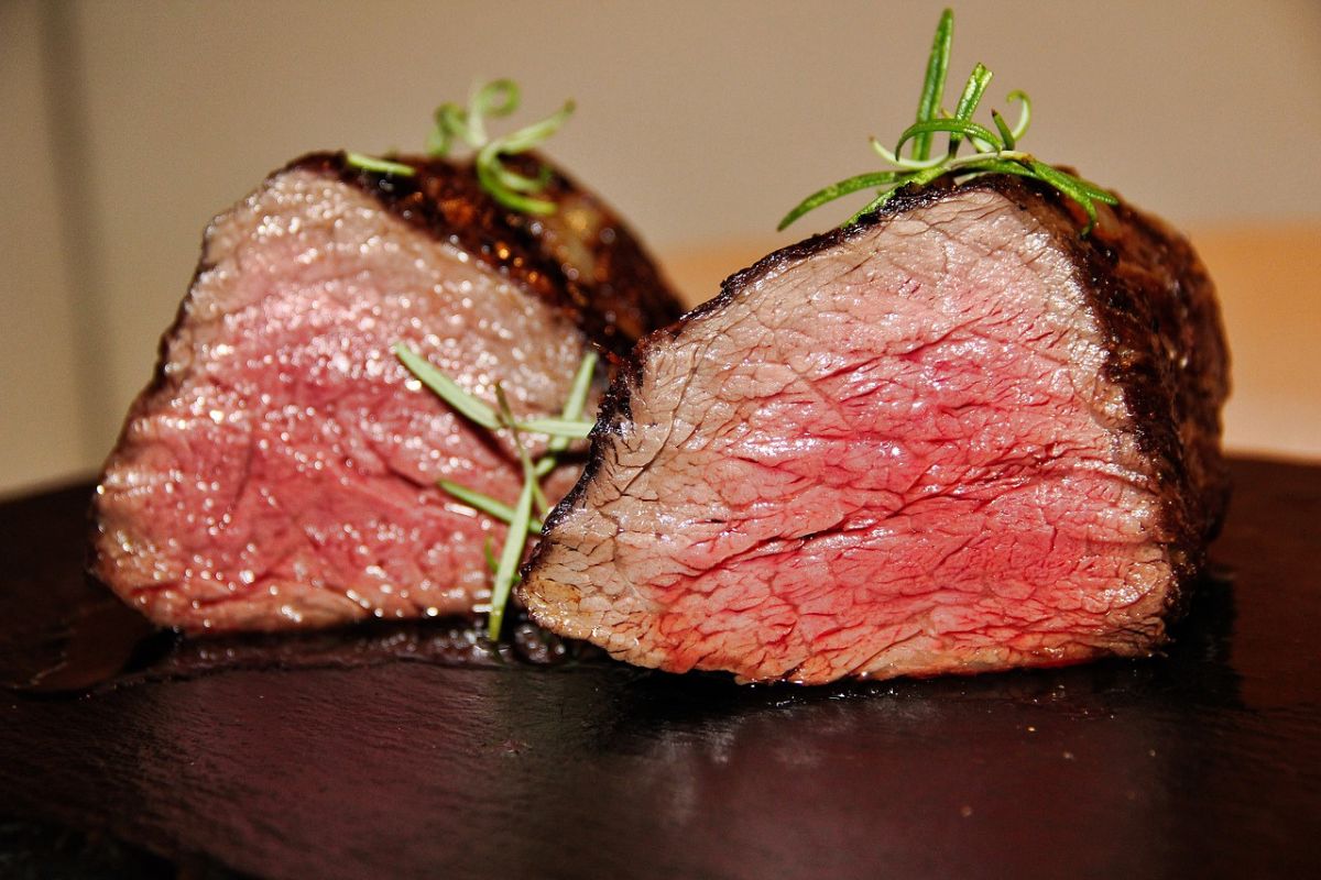Corte de carne término medio. Foto de Pexels.