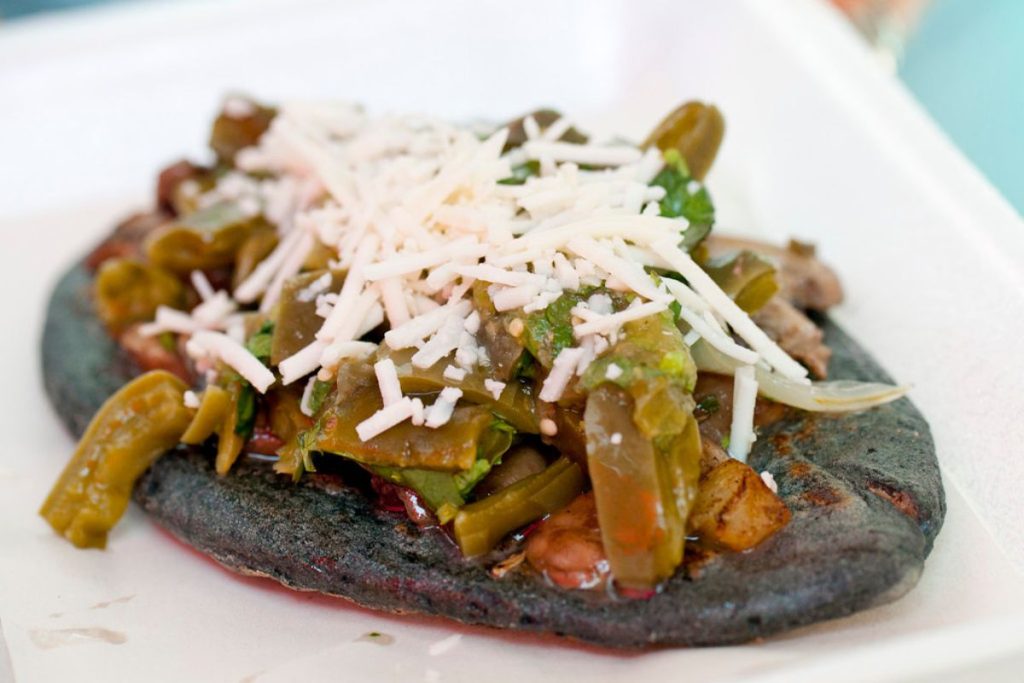El tlacoyo y el huarache son dos antojitos clásicos del centro del país.