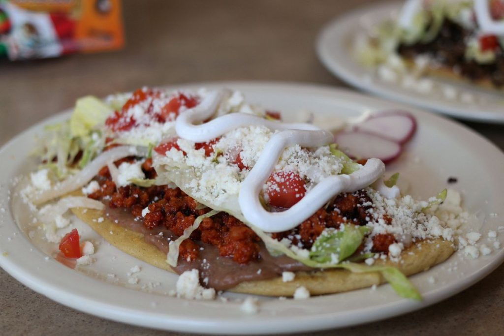 El tlacoyo y el huarache son dos antojitos clásicos del centro del país.