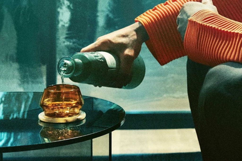 Humo es la nueva bebida sin alcohol del proyecto del piloto Lewis Hamilton.