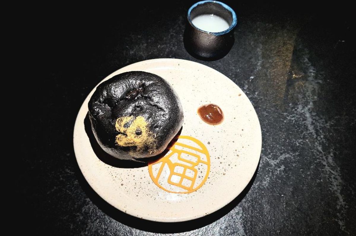Bao de carbón activado y cola de res Char Siu del chef Chui, foto de Miriam Carmo