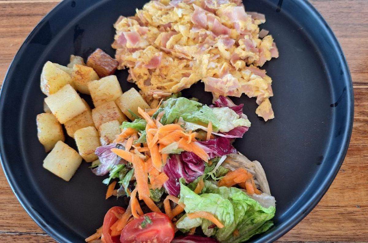 Desayuno en el restaurante de Paamul: huevos revueltos con jamón, papas y ensalada, foto de Miriam Carmo