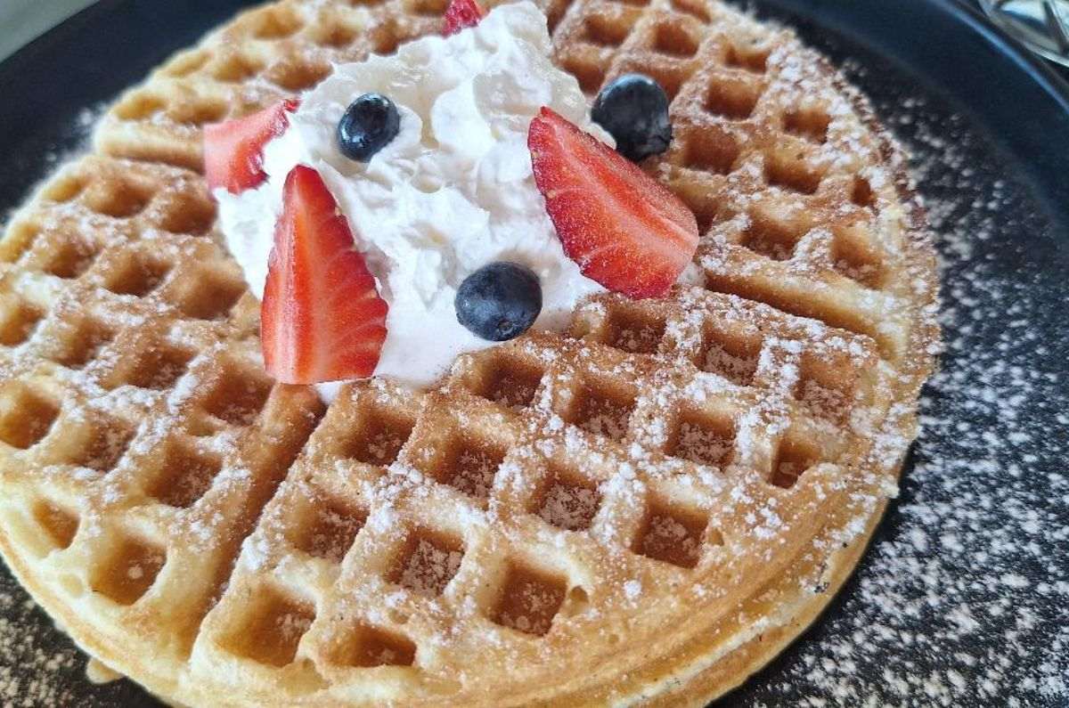 Waffles con crema batida y fresas en el restaurante de Paamul, foto de Miriam Carmo