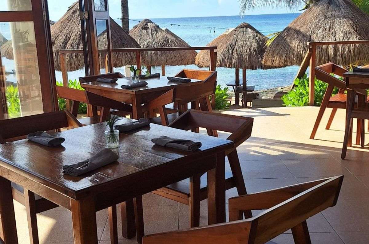 Mesas con vista al mar en el restaurante de Paamul, foto de Miriam Carmo