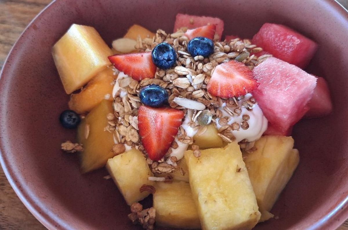 Bowl de fruta de temporada con yogur y granola en el restaurante Paamul, foto de Miriam Carmo