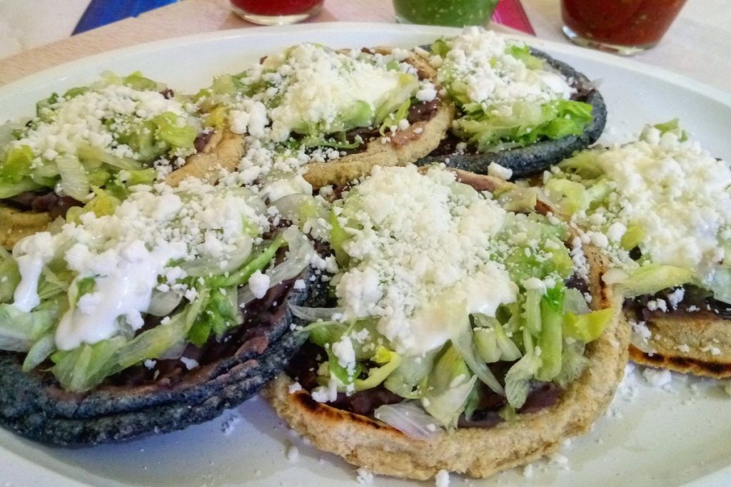 Los sopes y las pellizcadas son antojitos mexicanos que comúnmente se confunden.